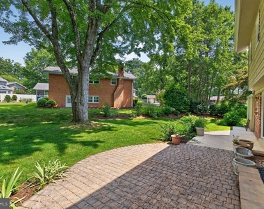6905 Stonewood Court - Photo Thumbnail 20