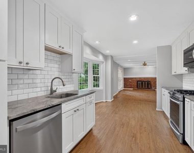 6905 Stonewood Court - Photo Thumbnail 6