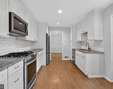 6905 Stonewood Court - Photo Thumbnail 5