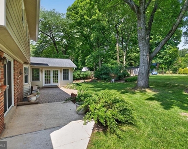 6905 Stonewood Court - Photo Thumbnail 18