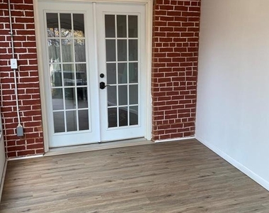 205 W 5th Street - Photo Thumbnail 11