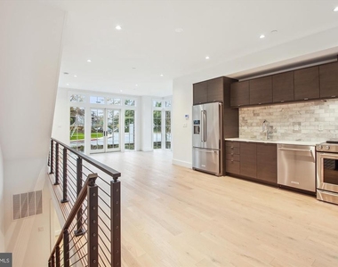 699 Giddings Avenue - Photo Thumbnail 17