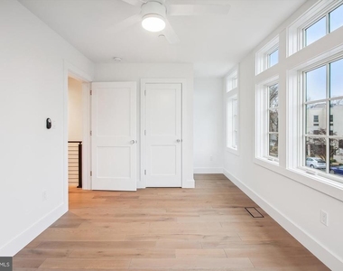 699 Giddings Avenue - Photo Thumbnail 12