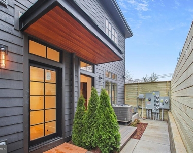 699 Giddings Avenue - Photo Thumbnail 18