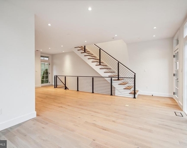 699 Giddings Avenue - Photo Thumbnail 7