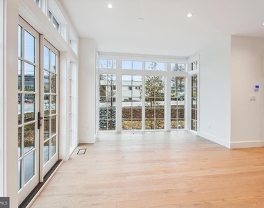 699 Giddings Avenue - Photo Thumbnail 6