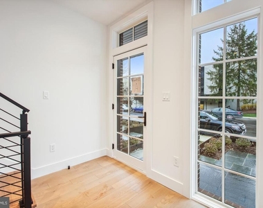 699 Giddings Avenue - Photo Thumbnail 1