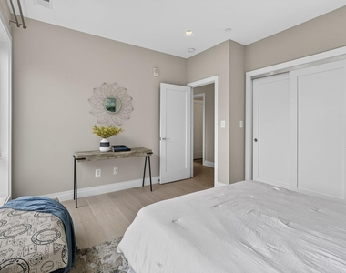 1102 Staples Street Ne - Photo Thumbnail 11
