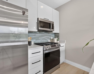 1102 Staples Street Ne - Photo Thumbnail 5