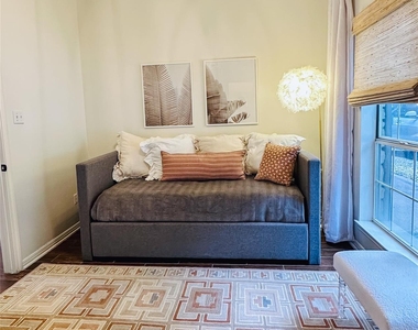 2910 Edgewater Dr - Photo Thumbnail 17