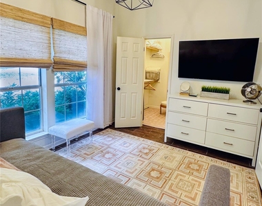2910 Edgewater Dr - Photo Thumbnail 18