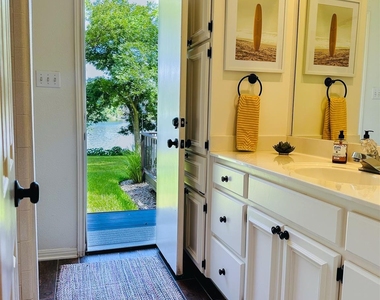 2910 Edgewater Dr - Photo Thumbnail 20