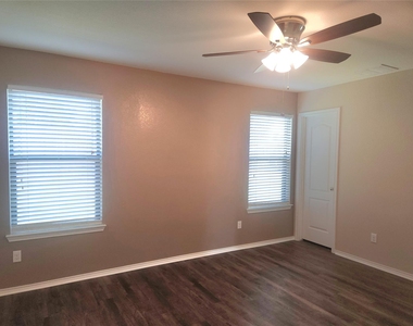 160 Rummel Dr - Photo Thumbnail 4