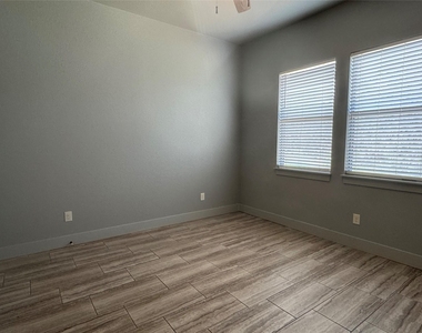 290 Hugo Rd - Photo Thumbnail 13