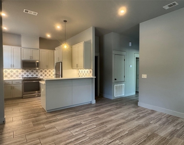 290 Hugo Rd - Photo Thumbnail 5