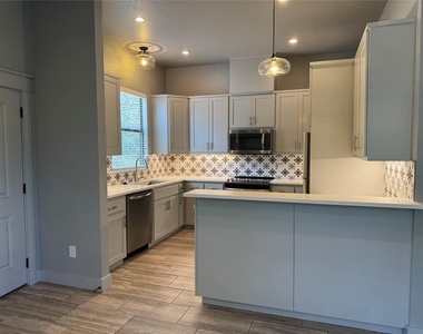 290 Hugo Rd - Photo Thumbnail 6