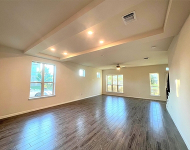 5901 Charles Merle Dr - Photo Thumbnail 5