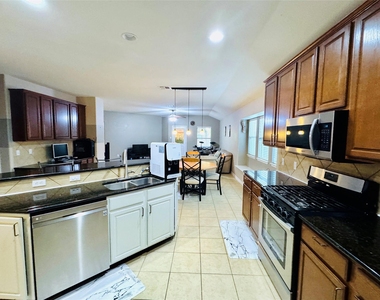 2512 Ericanna Ln - Photo Thumbnail 6