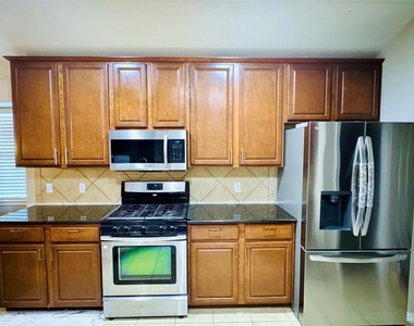 2512 Ericanna Ln - Photo Thumbnail 5