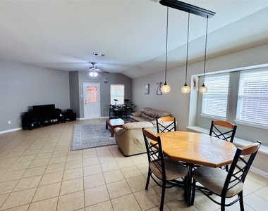 2512 Ericanna Ln - Photo Thumbnail 9