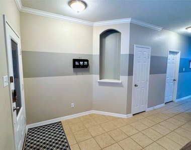 2512 Ericanna Ln - Photo Thumbnail 4