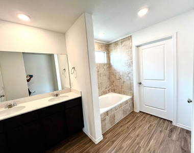 112 Wolseley Dr - Photo Thumbnail 15