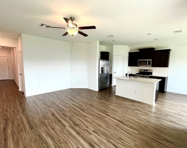 112 Wolseley Dr - Photo Thumbnail 3