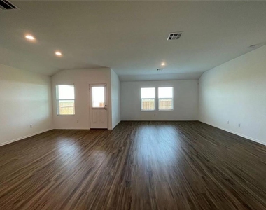 112 Wolseley Dr - Photo Thumbnail 6