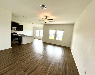 112 Wolseley Dr - Photo Thumbnail 4