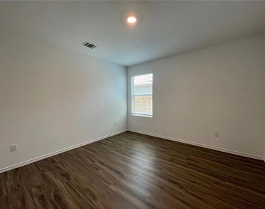 112 Wolseley Dr - Photo Thumbnail 7