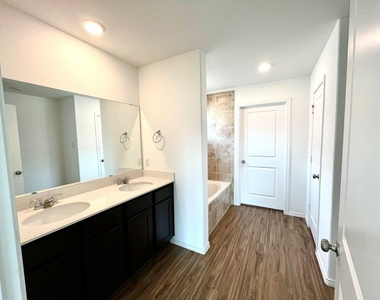 112 Wolseley Dr - Photo Thumbnail 14