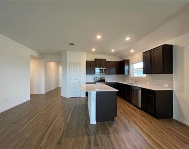 112 Wolseley Dr - Photo Thumbnail 2