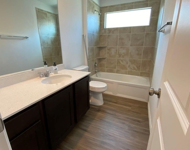 112 Wolseley Dr - Photo Thumbnail 11