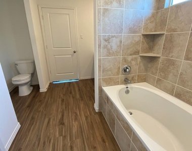 112 Wolseley Dr - Photo Thumbnail 12