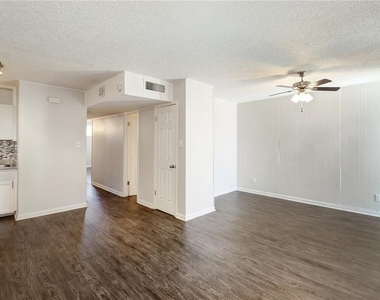 2900 Cole St - Photo Thumbnail 5