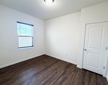 360 Bell Rings Dr - Photo Thumbnail 3