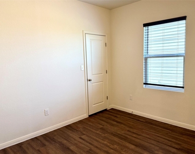 360 Bell Rings Dr - Photo Thumbnail 7
