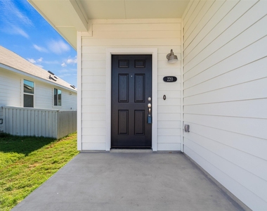 220 Fabion St - Photo Thumbnail 3