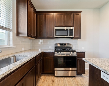 220 Fabion St - Photo Thumbnail 9