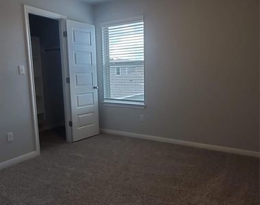 1717 Fountain Bridge Dr - Photo Thumbnail 21