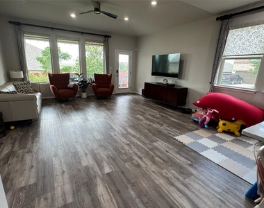 1529 Carlene Pruett St - Photo Thumbnail 1