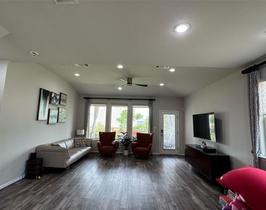 1529 Carlene Pruett St - Photo Thumbnail 8
