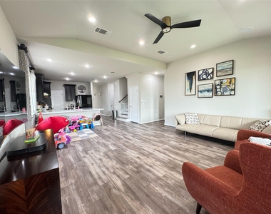 1529 Carlene Pruett St - Photo Thumbnail 9