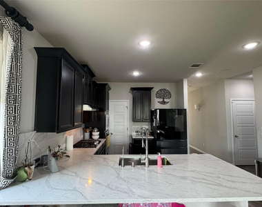 1529 Carlene Pruett St - Photo Thumbnail 3