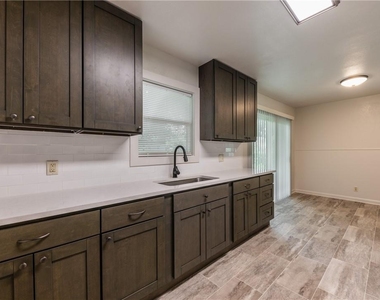 1113 Sycamore St - Photo Thumbnail 16