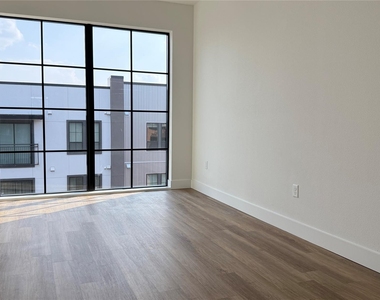 4315 S Congress Ave - Photo Thumbnail 9