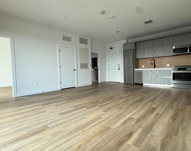 4315 S Congress Ave - Photo Thumbnail 12