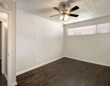 2900 Cole St - Photo Thumbnail 15