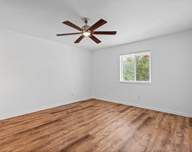 1504 Bridgeway Dr - Photo Thumbnail 16