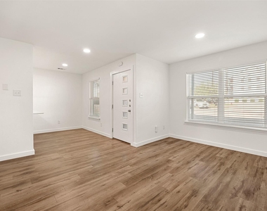 6409 Burns St - Photo Thumbnail 2